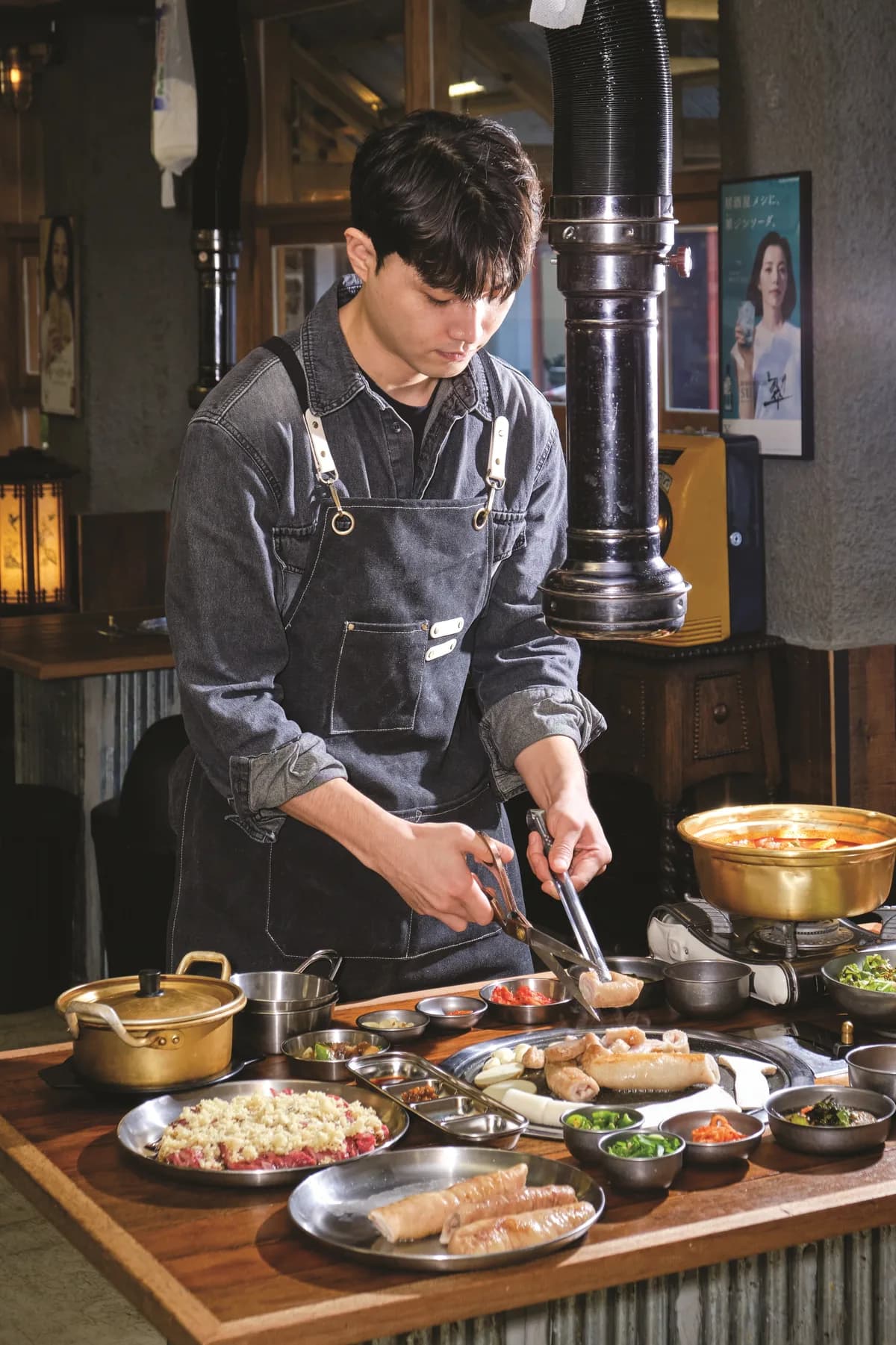 숲불막창 직원이 막창을 먹기 좋게 손질하는 모습